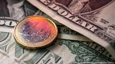 قيمة اليورو أقل من الدولار لأول مرة منذ 20 عامًا