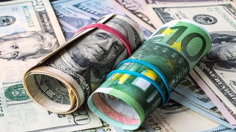 عملتان ورقيتان من الدولار واليورو. (shutterstock).jpeg