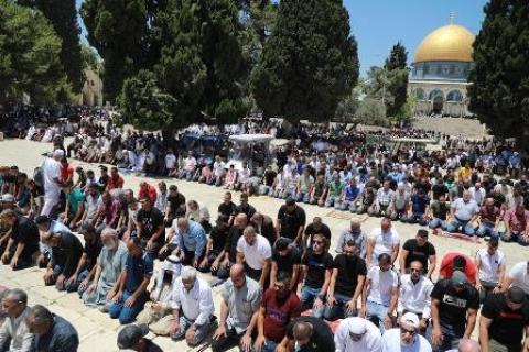 عشرات الآلاف يؤمون الأقصى في جمعة 6.jpg