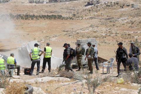 قوات الاحتلال تهدم غرفة سكنية وتستولي على خيمتين في منطقة الجوايا بمسافر يطا جنوب الخليل.jpg