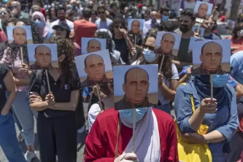 متظاهرون يحملون صور الناشط نزار بنات خلال مظاهرة في مدينة رام الله 24 يونيو/حزيران 2021 - ناصر ناصر/أسوشيتد برس