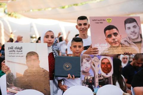 عائلة الأسير زكريا زبيدي تتسلم شهادة الدراسات العليا (الماجستير) من جامعة بيرزيت نيابة عنه 4.jpg
