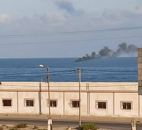 بحرية الاحتلال تدمر مركب صيد بعد مطاردته في بحر جنوب قطاع غزة.jpg