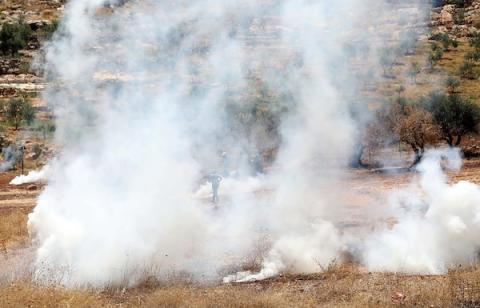مواجهات بين المتظاهرين الفلسطينيين وقوات الاحتلال الإسرائيلي عقب مسيرة ضد الاستيطان في بيت دجن.jpg