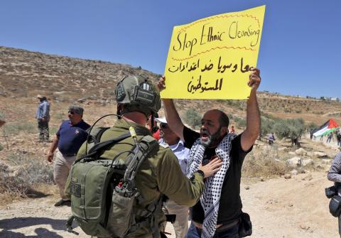 اعتداءات المستوطنين بحماية جيش الاحتلال على أهالي المغير .. تصوير..  الفرنسية  5.jpg