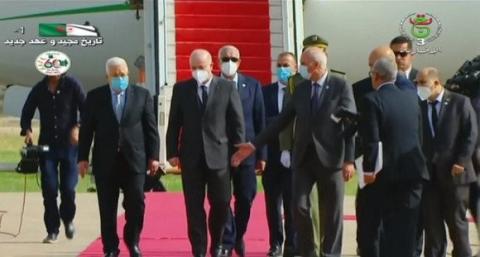 الرئيس الفلسطيني يحل بالجزائر للمشاركة في الاحتفالات المخلدة لستينية الاستقلال.jpg