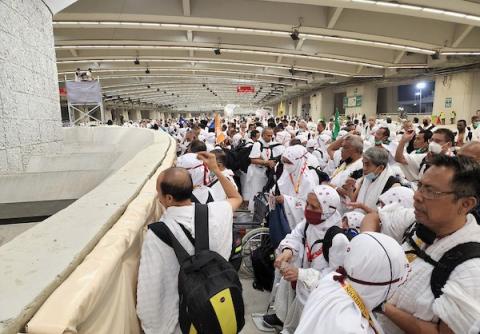 حجاج بيت الله الحرام يرمون جمرة العقبة الكبرى بمكة المكرمة في أول أيام عيد الاضحى.jpg