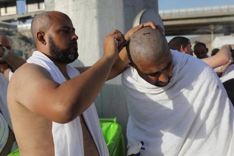 الحجاج يحلقون شعورهم خلال موسم الحج في مدينة مكة المكرمة 14.jpg
