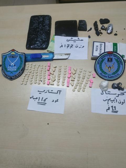 الشرطة تضبط كمية من مواد يشتبه أنها مخدرة داخل مركبة في الخليل