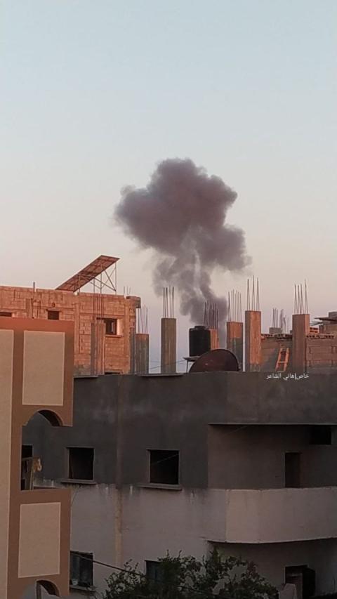 تصاعد الدخان من غربي مخيم النصيرات وسط قطاع غزة بعد قصف موقع من قبل الطيران الحربي الإسرائيلي.jpg