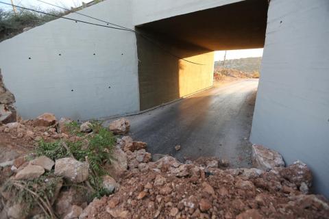 الاحتلال يغلق بالسواتر الترابية المدخل الغربي لبلدة سلواد شرق رام الله.jpg