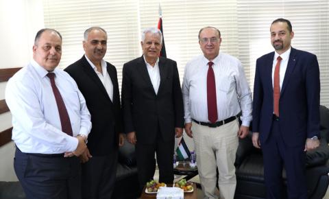 أبو مويس يبحث مع سفير فلسطين في المغرب تعزيز التعاون بين البلدين في مجال التعليم العالي (2).jpeg