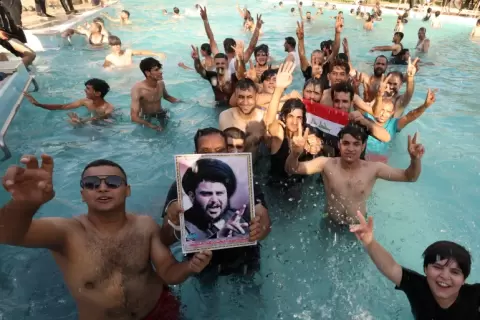 أنصار الصدر يحتفلون داخل القصر الرئاسي (رويترز).webp