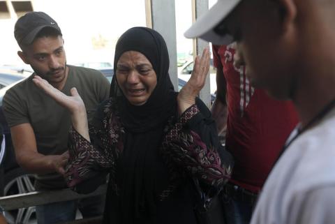 مواطنون وأقارب الشهيد وسيم ابو خليفة، (20عاماً) يلقون نظرة الوداع عليه في مستشفى رفيديا.jpg