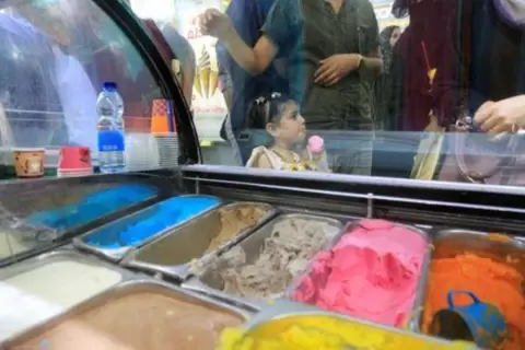 طفلة تتناول مثلجات في متجر في قطاع غزة يوم 24 أغسطس آب 2022 . صورة لرويترز.webp