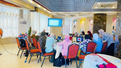 فلسطينيات تنهي تدريبًا في "الانفوجرافيك والفيديوجرافيك"