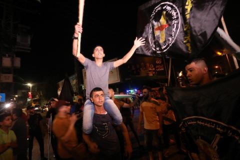 فلسطينيون يحتفلون في مدينة غزة بعد إعلان وقف إطلاق النار.jpg