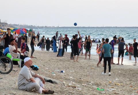 الفلسطينيون يستمتعون بأوقاتهم على شاطئ بحر مدينة دير البلح وسط قطاع غزة.jpg