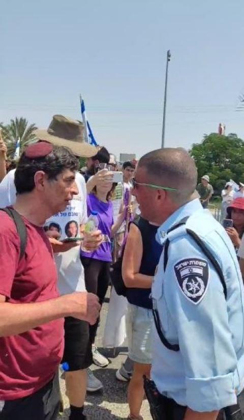بالفيديو الشرطة الإسرائيلية تمنع عائلة الجندي هدار غولدن والمتظاهرين برفقتها من الوصول للمناطق المغلقة في غلاف غزة