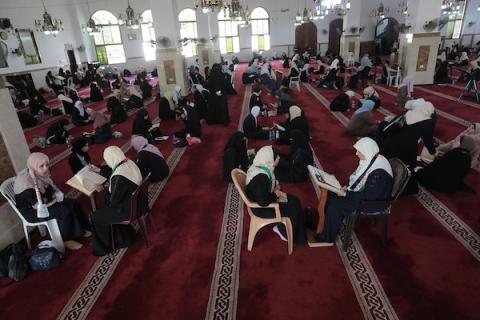أكثر من 500 حافظ وحافظة يقرؤون القرآن الكريم خلال جلسة واحدة، بمبادرة من دار القرآن الكريم والسنة لأول مرة في قطاع غزة ضمن المشروع القرآني الأضحم (صفوة الحفاظ)
