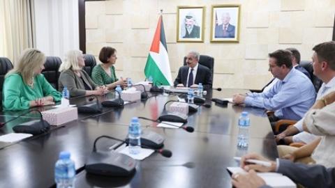 اشتية يطالب استراليا الاعتراف بدولة فلسطين