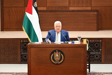 الرئيس محمود عباس خلال ترؤسه اجتماعا للقيادة الفلسطينية.jpg