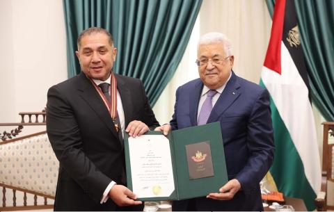 الرئيس محمود عباس يمنح السفير المصري طارق طايل وسام نجمة القدس من وسام القدس.jfif