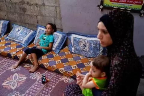 عائلة شادي كحيل في غزة يوم 16 أغسطس آب 2022. تصوير: محمد سالم - رويترز