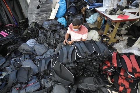 مصنع النور للحقائب في دير البلح وسط قطاع غزة