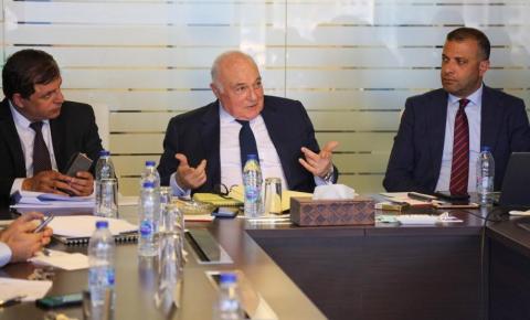 وزير المالية شكري بشارة يتحدث خلال لقاء مع مجموعة من الصحفيين في رام الله.jfif