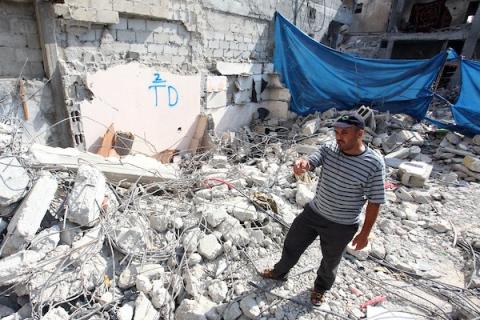 أشرف القيسي.. يضحي بأحلامه وذكرياته لإنقاذ جيرانه.jpg