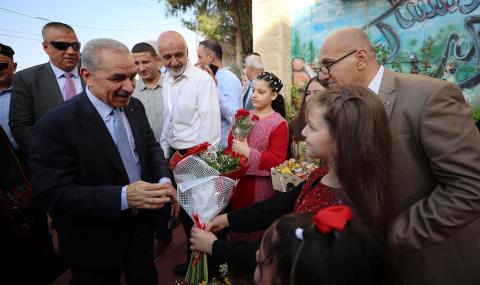 رام الله - رئيس الوزراء محمد اشتية، يفتتح العام الدراسي من مدرسة بنات ابو قش الثانوية