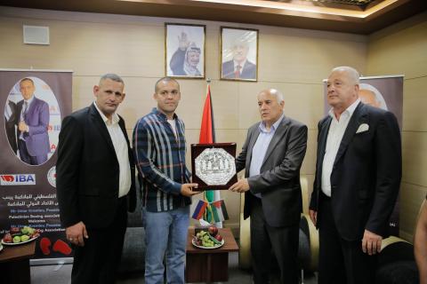 الرجوب خلال استقباله رئيس الاتحاد الدولي للملاكمة: الزيارة تحمل رسائل التضامن مع الاسرة الرياضية الفلسطينية
