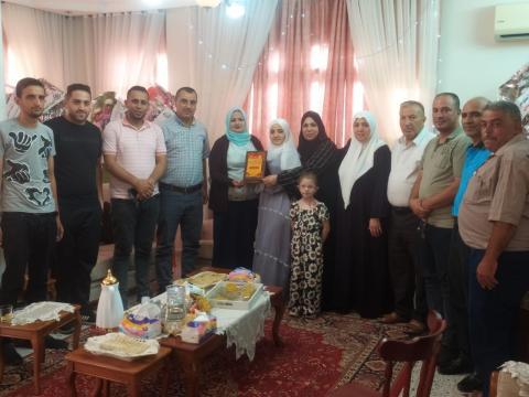 «الديمقراطية» تواصل زيارات وتكريم أوائل الطلبة الثانويين بغزة على مستوى الوطن
