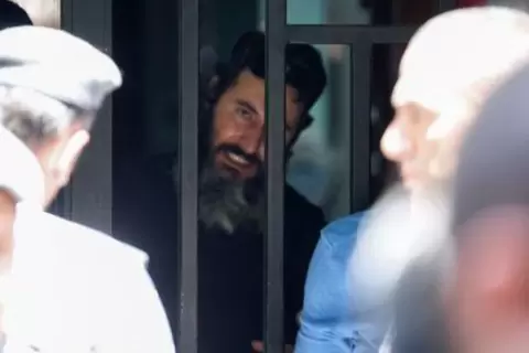 رجل قالت قوات الأمن إنه مسلح يحتجز رهائن ويطالب بالحصول على ودائعه البنكية في بنك فدرال لبنان في الحمراء يوم الخميس. تصوير: محمد عزاقير - رويترز