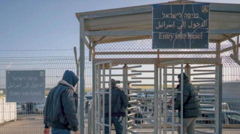 عمال فلسطينيون يدخلون إسرائيل بعد عبورهم من غزة في مارس 2022 (أ.ب).jpg