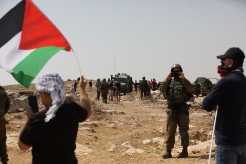 مستوطنون بحماية جيش الاحتلال يعتدون على مسيرة سلمية في مسافر يطا.jpg