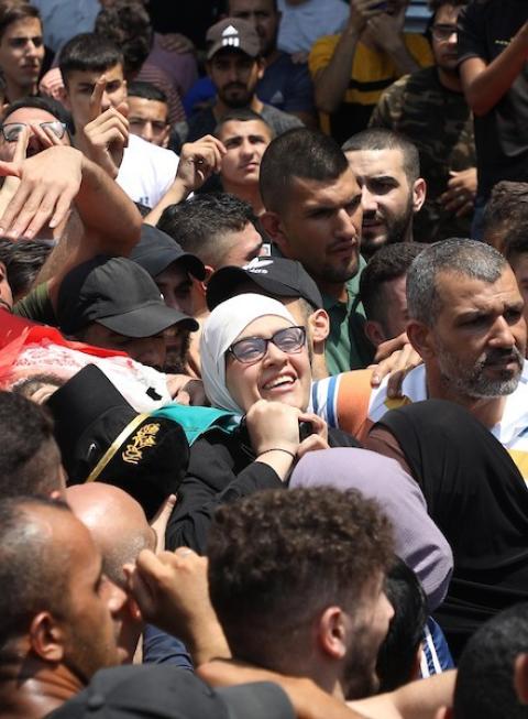 والدة الشهيد إبراهيم النابلسي تشارك في جنازته في مدينة نابلس.jpg