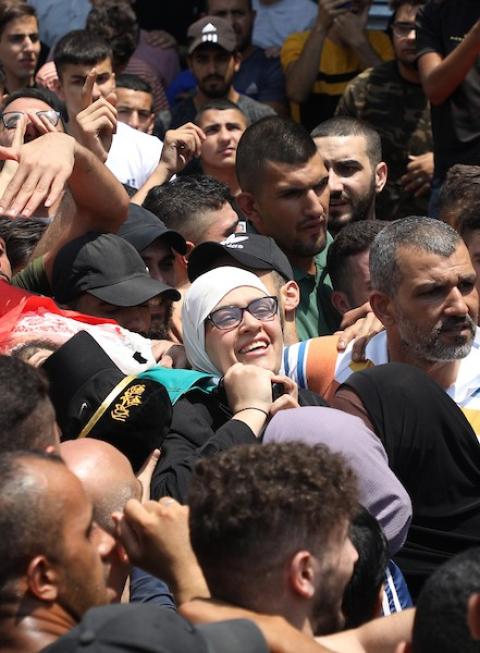 والدة الشهيد إبراهيم النابلسي تشارك في جنازته في مدينة نابلس