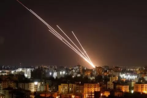 صواريخ يجري إطلاقها من الحانب الفلسطيني في غزة صوب إسرائيل يوم السابع من أغسطس آب 2022. تصوير: محمد سالم - رويترز