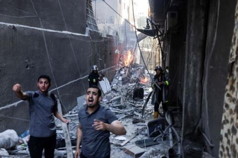 عمل أطقم الدفاع المدني في متابعة مكان القصف الإسرائيلي الذي استهدف شقة سكنية في برج فلسطين بمدينة غزة.jpg
