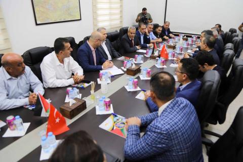 قلقيلية : المحافظ يلتقي وفدا تركيا ويطلعه على واقع المحافظة