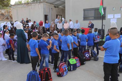 قلقيلية: افتتاح العام الدراسي من مدرسة الرماضين الجنوبي المعزولة خلف الجدار