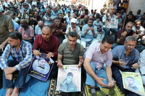 صلاة الجمعة أمام مقر الصليب الأحمر في غزة تضامنا مع الأسرى الفلسطينيين في السجون الإسرائيلية 17.jpg