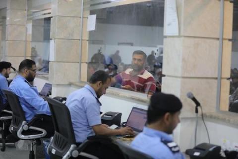 عمال فلسطينيون ينتظرون عند معبر إيريز.jpg