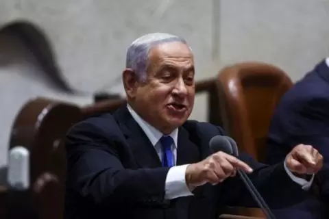 رئيس الوزراء الإسرائيلي السابق بنيامين نتنياهو يتحدث في البرلمان في القدس يوم 30 يونيو حزيران 2022. تصوير: رونن زفولن - رويترز