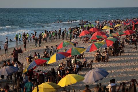 فلسطينيون يستمتعون بأوقاتهم على شاطئ بحر دير البلح في الجمعة الأولى بعد إعلان وقف إطلاق النار 3.jpg