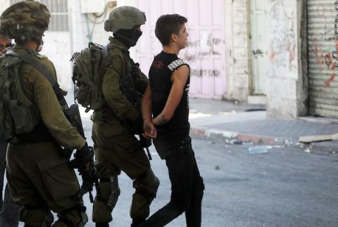 قوات الاحتلال الإسرائيلي تعتقل شابين فلسطينيين خلال مواجهات في أعقاب مسيرة ضد الاستيطان في الخليل 13.jpg