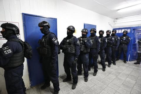 حياة الأسرى في السجون.jpg