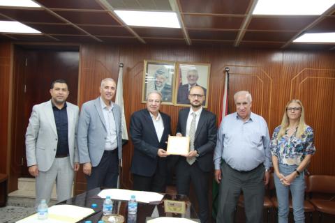 غرفة تجارة نابلس تبحث التعاون الثنائي مع ممثل جمهورية لتوانيا